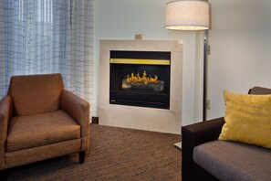 Studio Suite, 1 Queen Bed with Sofa bed, Fireplace