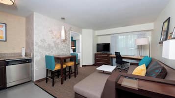Suite, 1 Queen Bed with Sofa bed | Premium bedding, down comforters, pillowtop beds, desk