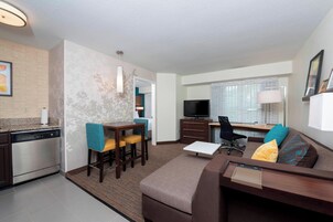 套房, 1 张大床和 1 张沙发床 | 高档床上用品、羽绒被、加厚床垫、办公桌