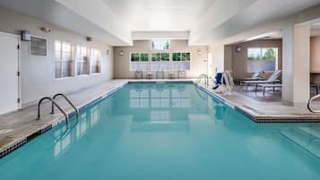Inomhuspool med öppettider 06.00 till 23.00, och solstolar