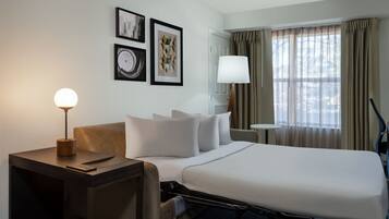 Skrivebord, blendingsgardiner og strykejern/-brett