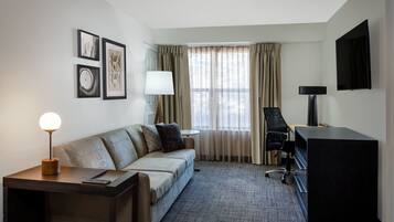 Een 50-inch flatscreentelevisie met kabelzenders en een televisie