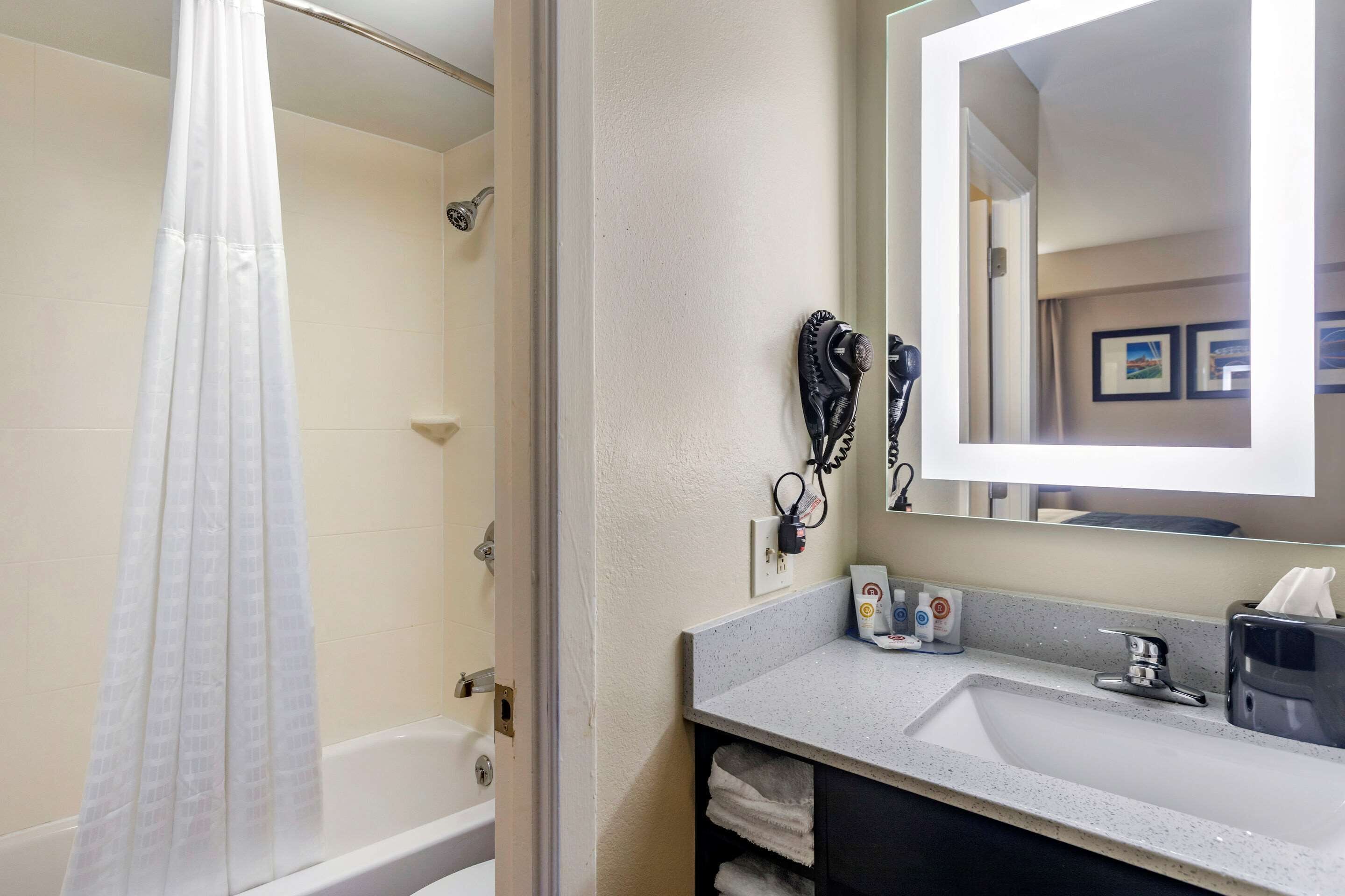 combined shower/bathtub, free toiletries, hair dryer, towels