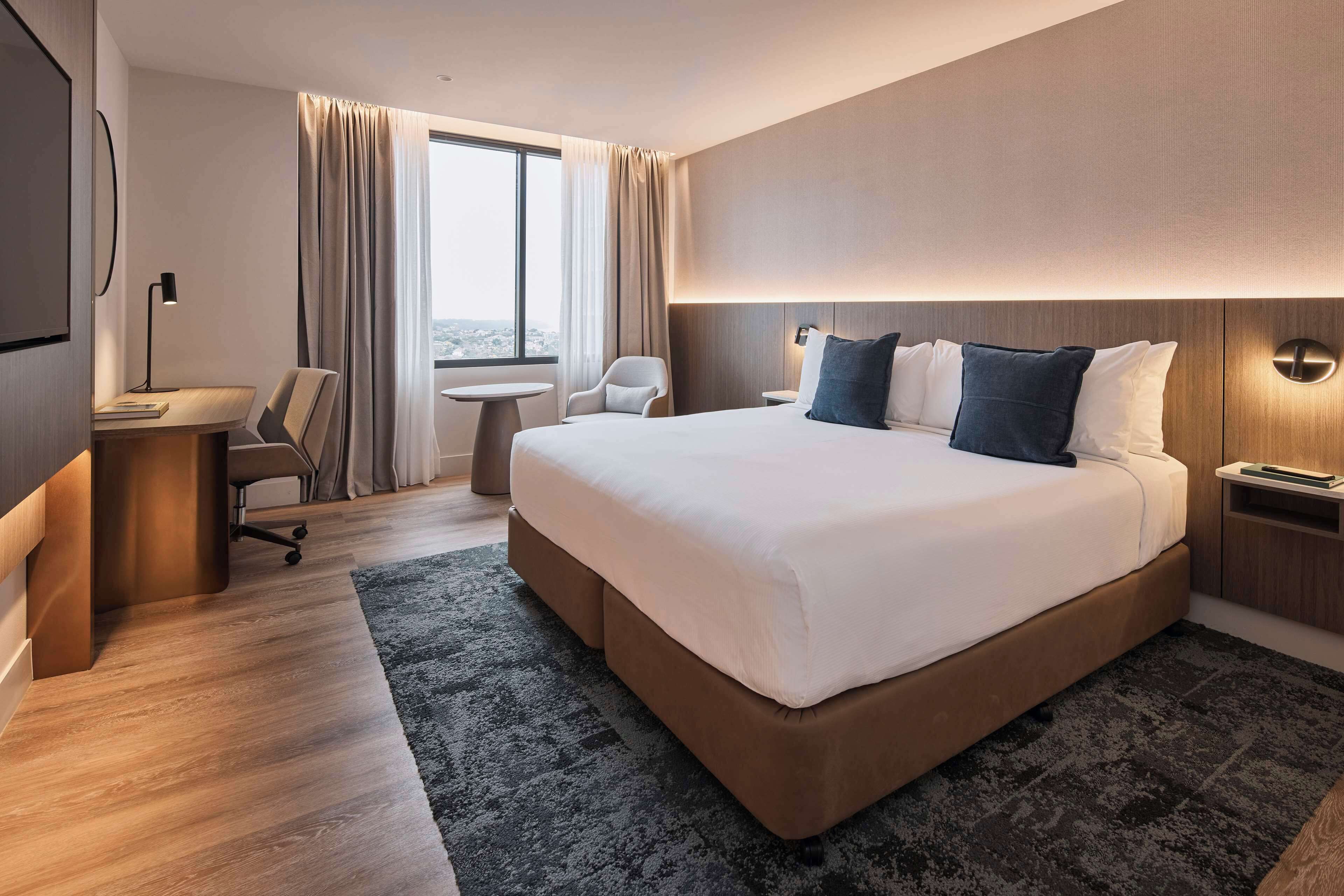 羽绒被、迷你吧、客房内保险箱、办公桌