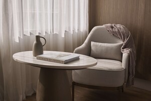 Cubrecamas, minibar, caja de seguridad en la habitación y escritorio 