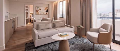 Edredón, minibar, caja de seguridad en la habitación y escritorio