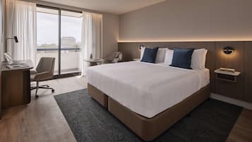 Room, Balcony King | Edredón, minibar, caja de seguridad en la habitación y escritorio