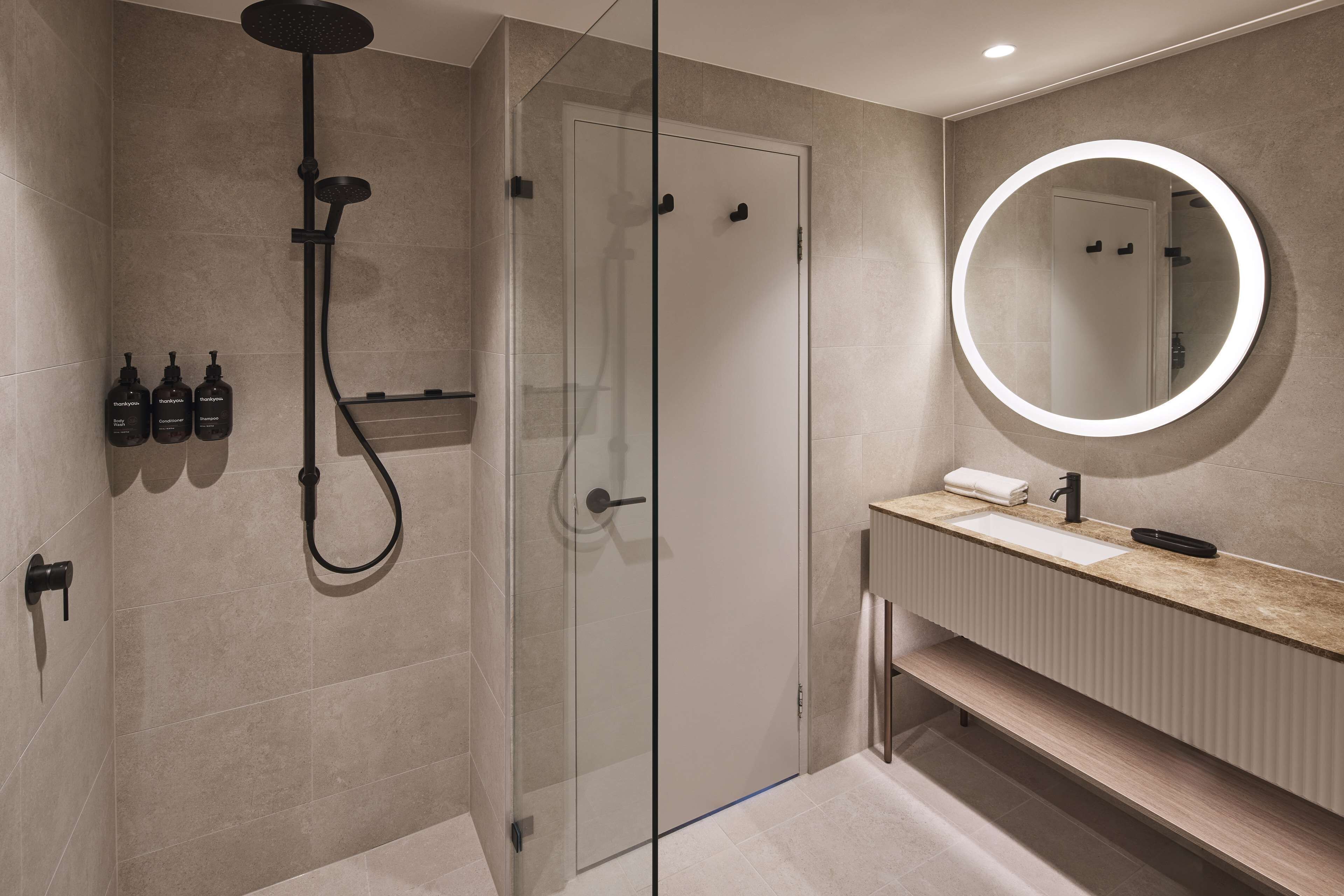 Combined shower/tub, free toiletries, hair dryer, towels