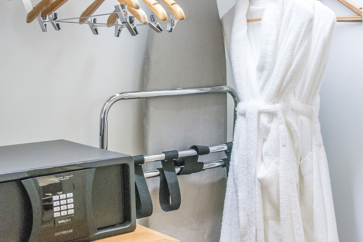 Minibar, in-room safe, desk, iron/ironing board