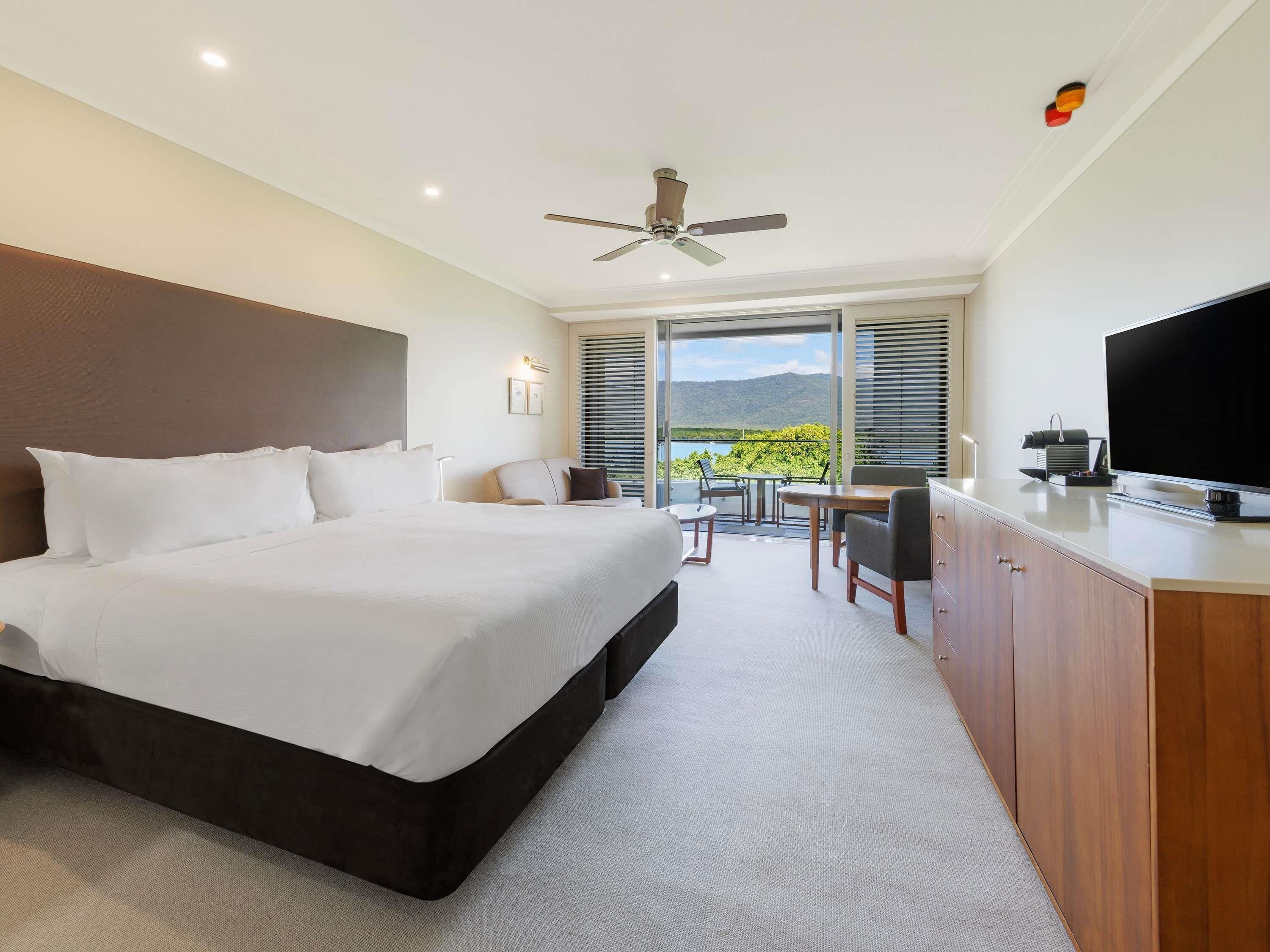 Quarto superior, 2 camas de solteiro, banheira de hidromassagem, vista para a cidade | Frigobar, cofres nos quartos, escrivaninha