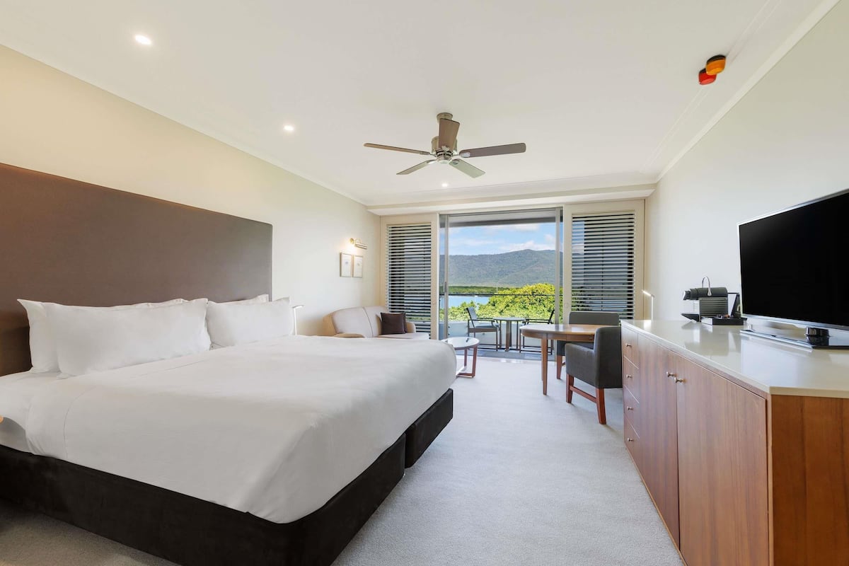 Superior room, 2 King Single Size Beds City Views with Spa Bath | Minibar, in-room safe, desk, iron/ironing board