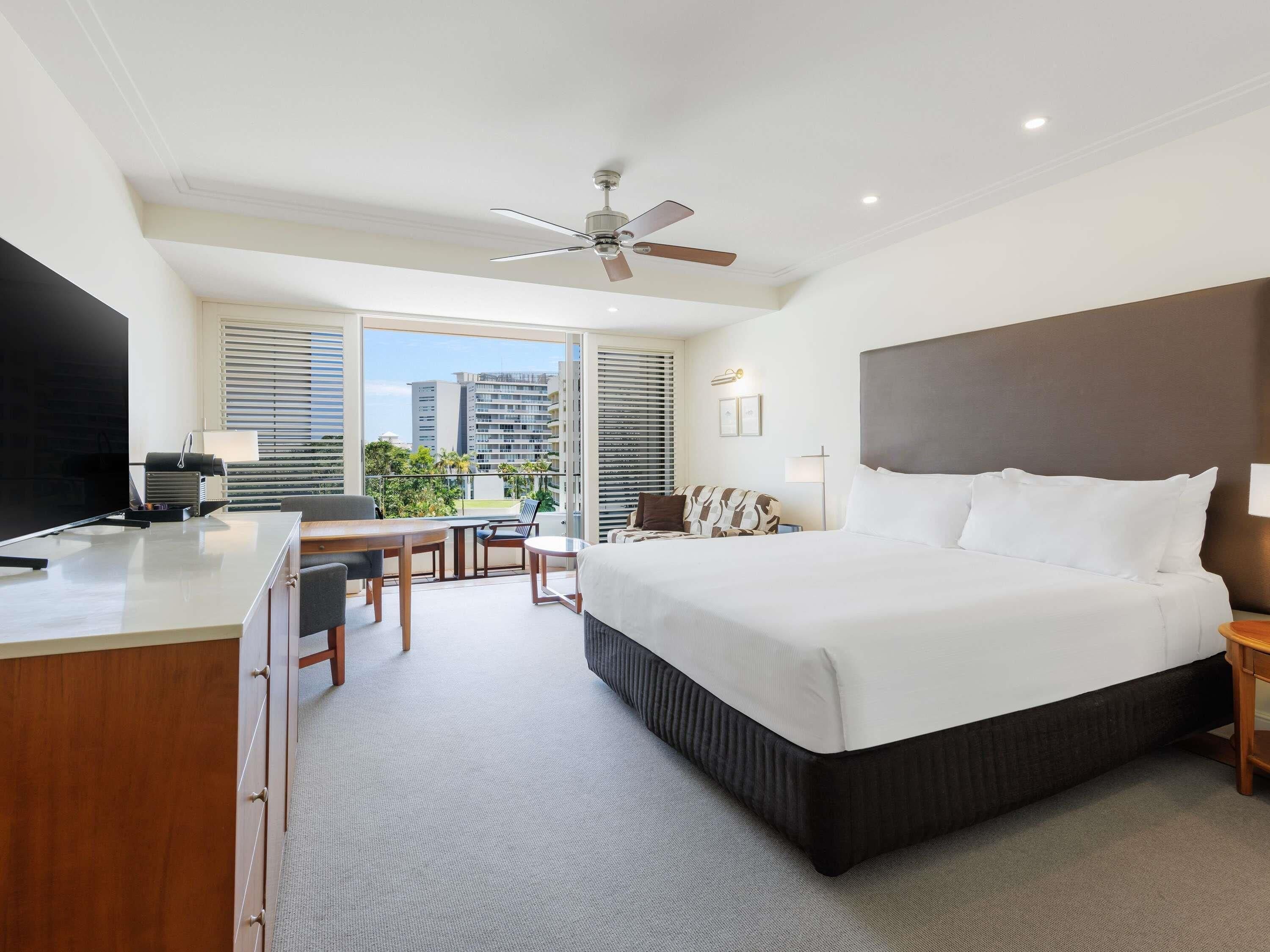 Een minibar, een kluis op de kamer, een bureau