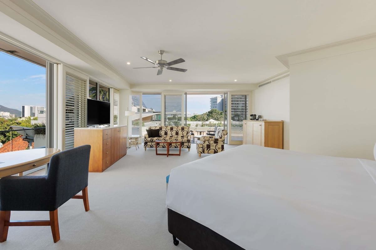 Junior King Suite, City Views, 1 king bed with double spa