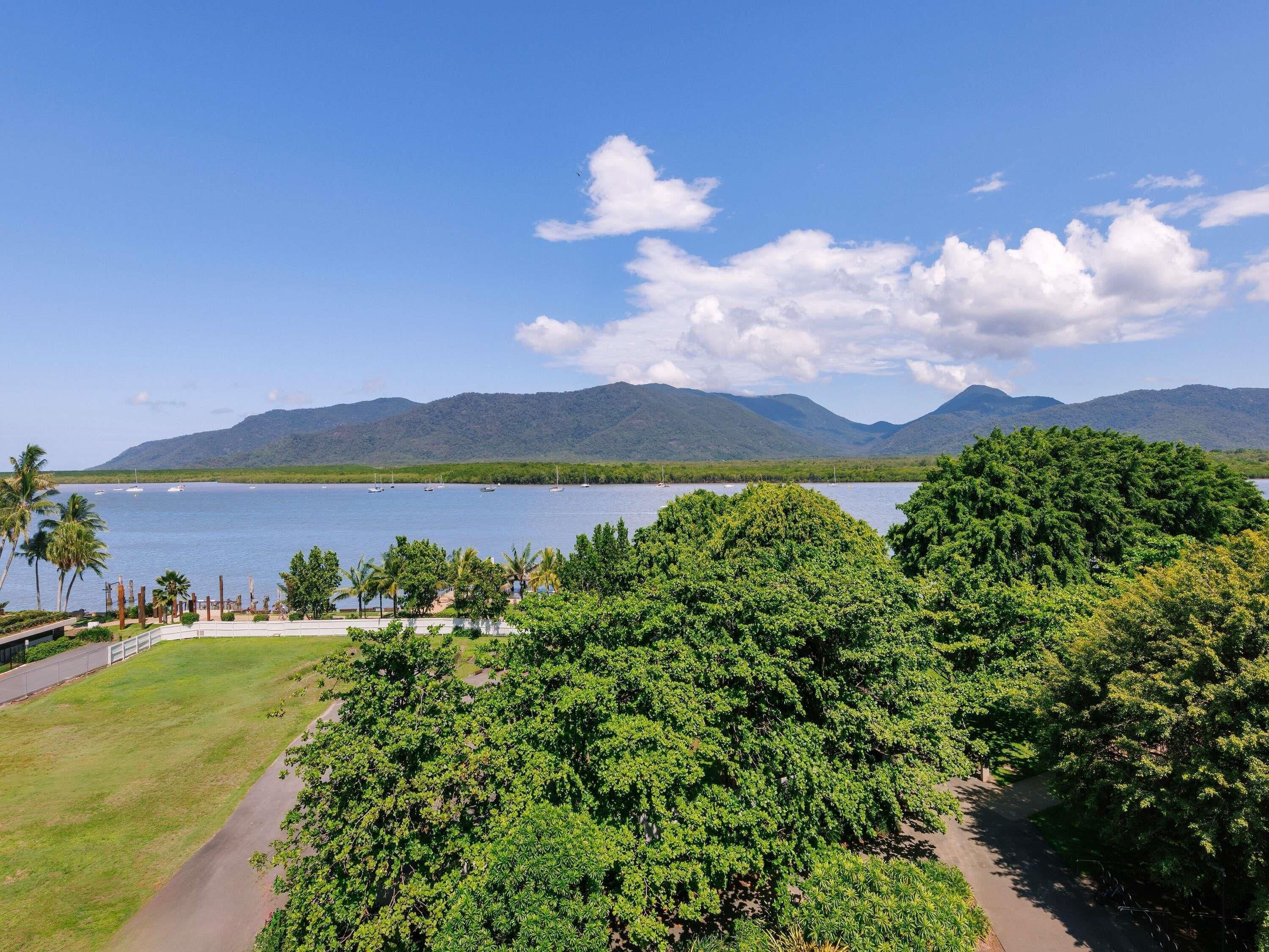 Minibar, in-room safe, desk, iron/ironing board