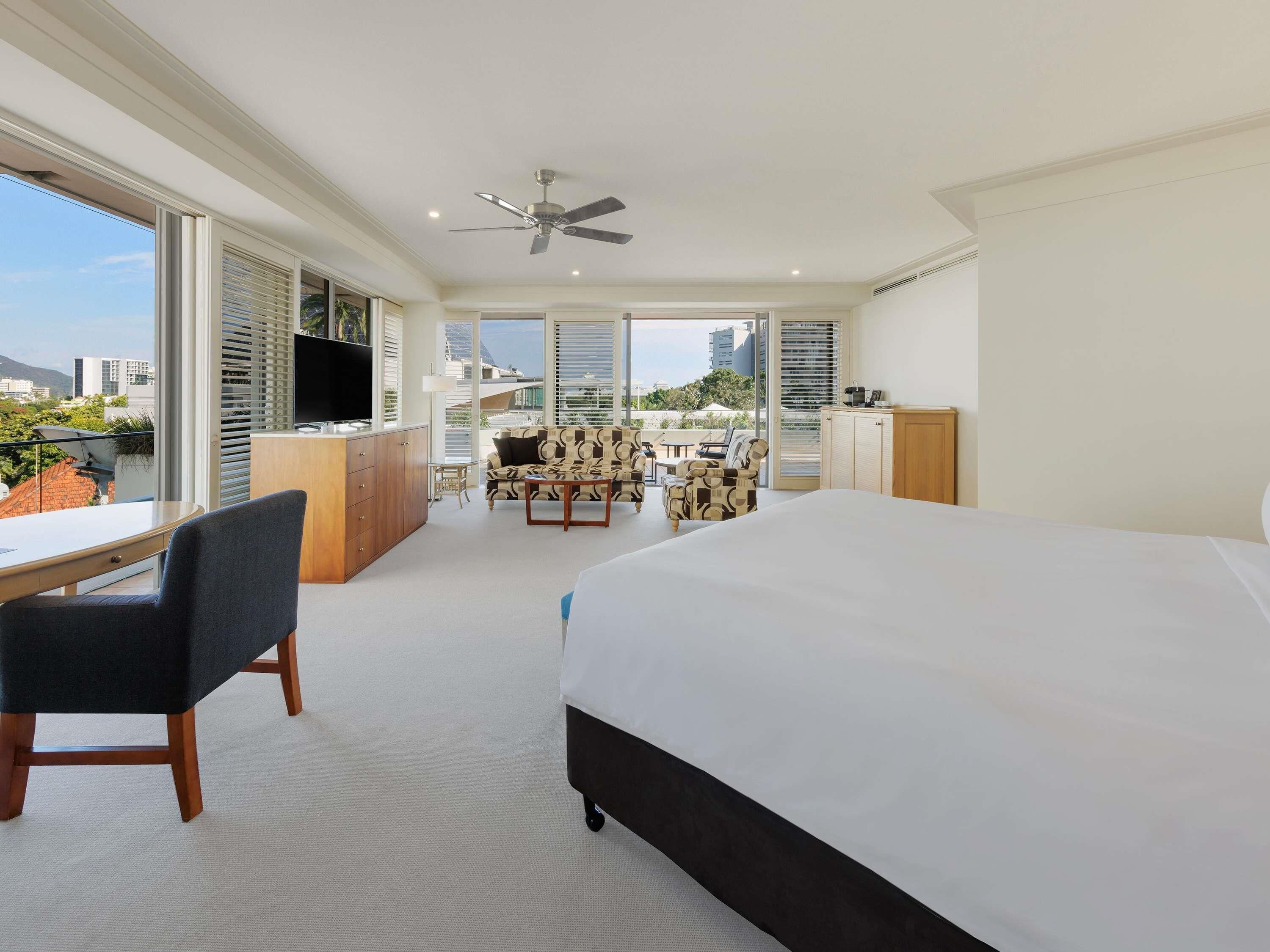 Suíte júnior, 1 cama King, banheira de hidromassagem, vista para a cidade | Frigobar, cofres nos quartos, escrivaninha