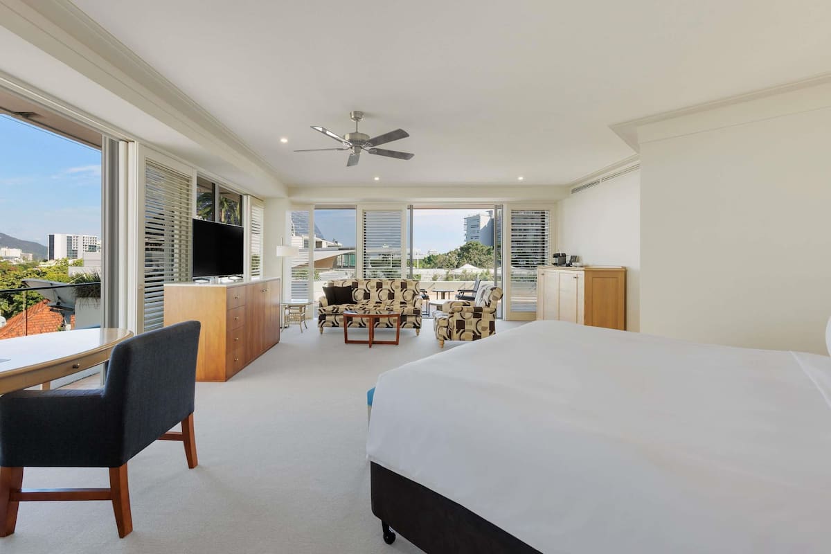 Junior King Suite, City Views, 1 king bed with double spa | Minibar, in-room safe, desk, iron/ironing board