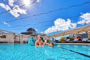 Piscine extérieure, accès possible de 6 h 30 à 22 h, cabanas gratuites