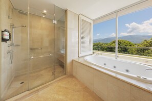 Suite Junior, 1 très grand lit | Salle de bain | Baignoire et douche séparées, baignoire à remous