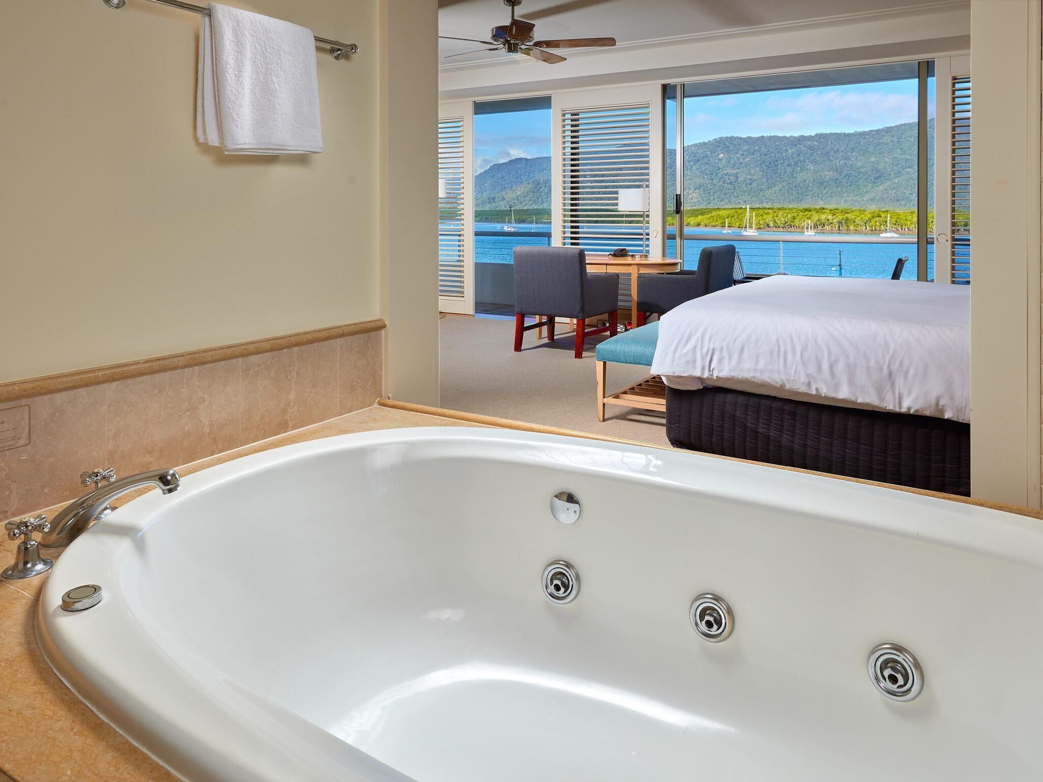 Suíte júnior, 1 cama King | Frigobar, cofres nos quartos, escrivaninha
