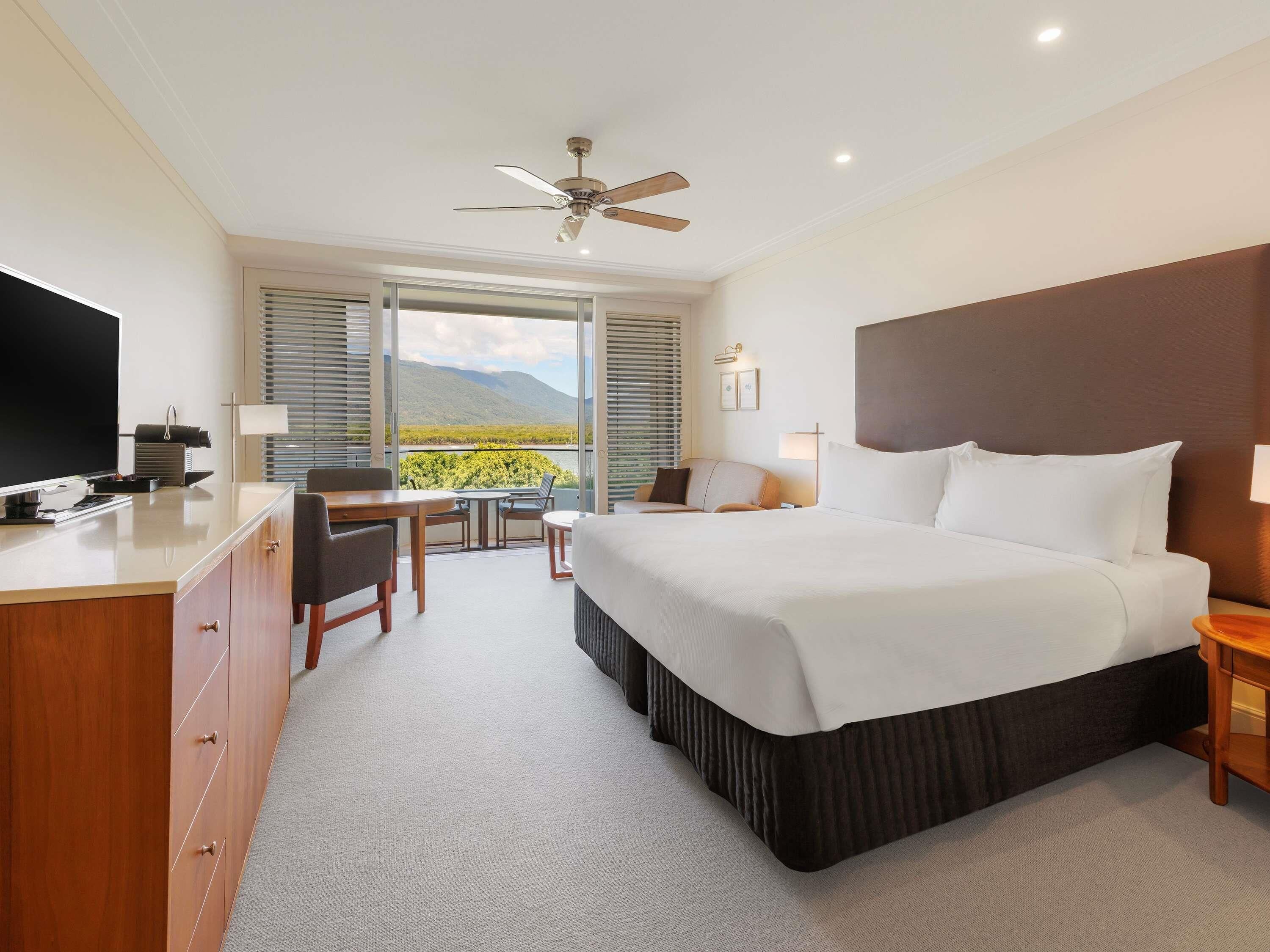 Chambre Prestige, 1 très grand lit, baignoire à jets, vue sur la baie | Minibar, coffre-fort, bureau, fer et planche à repasser