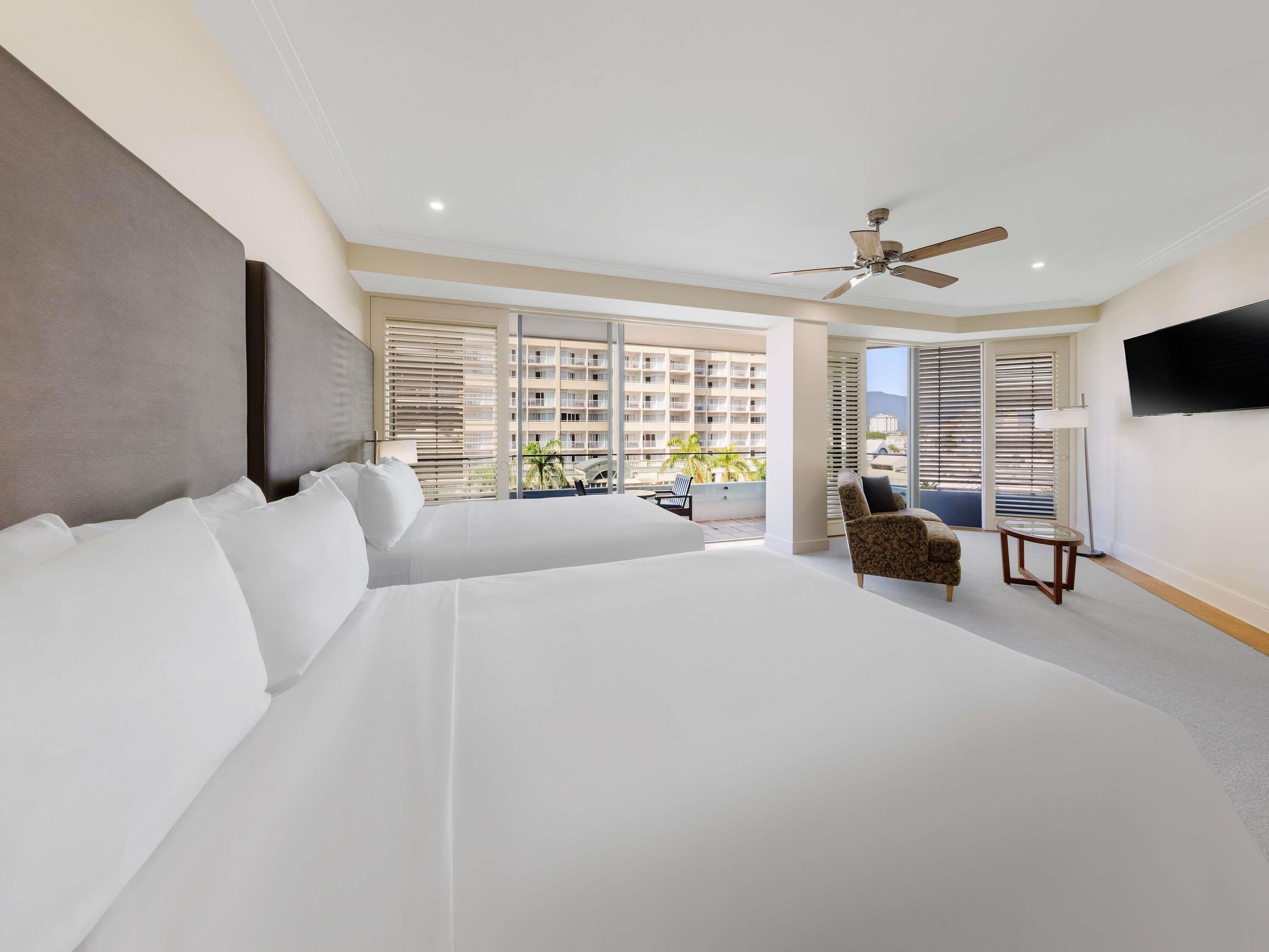 Suíte júnior, 2 camas de casal, banheira de hidromassagem, vista para a cidade | Frigobar, cofres nos quartos, escrivaninha