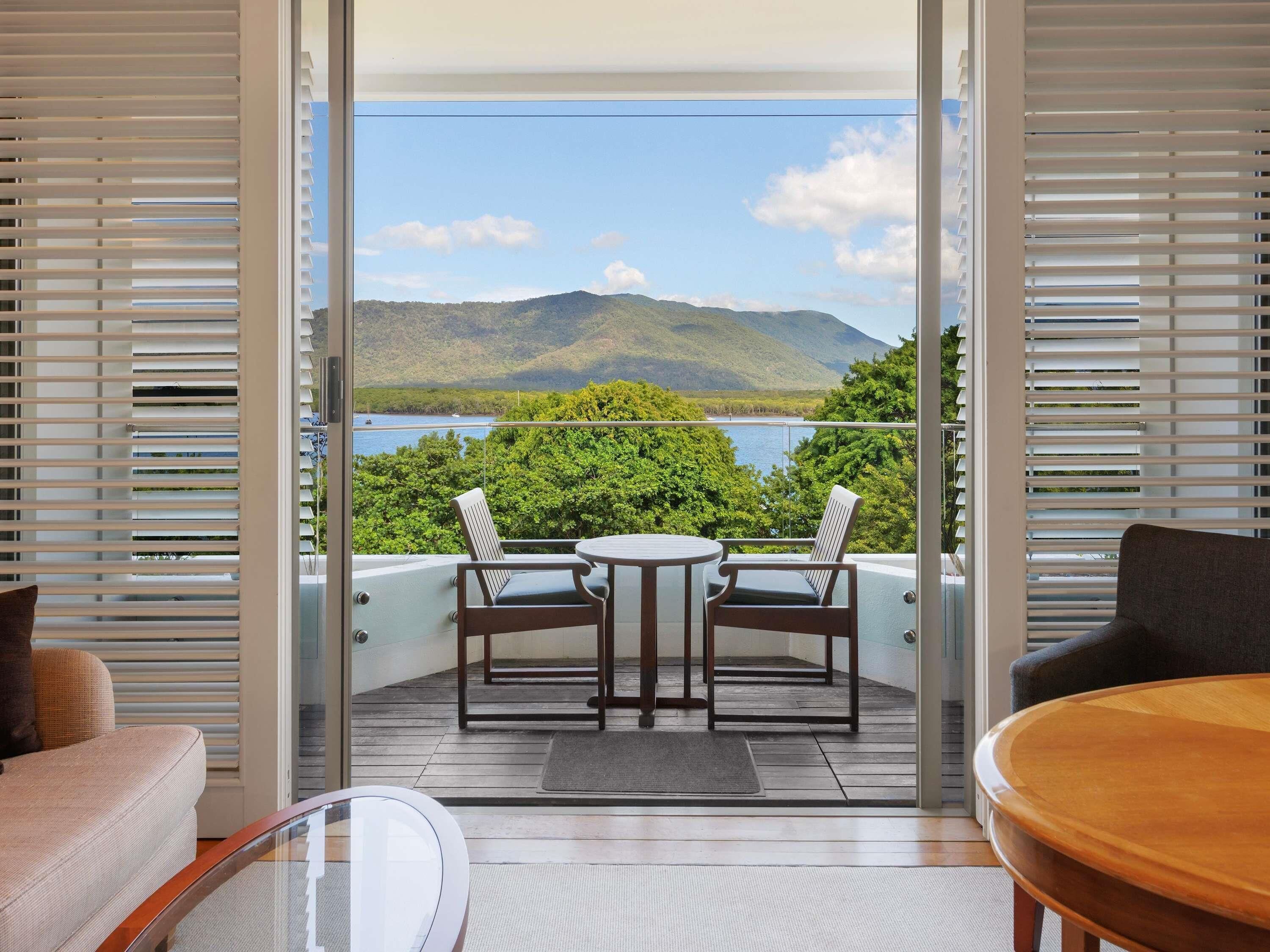 Een minibar, een kluis op de kamer, een bureau