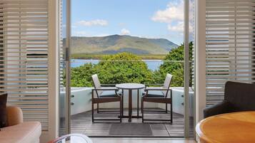 Een minibar, een kluis op de kamer, een bureau