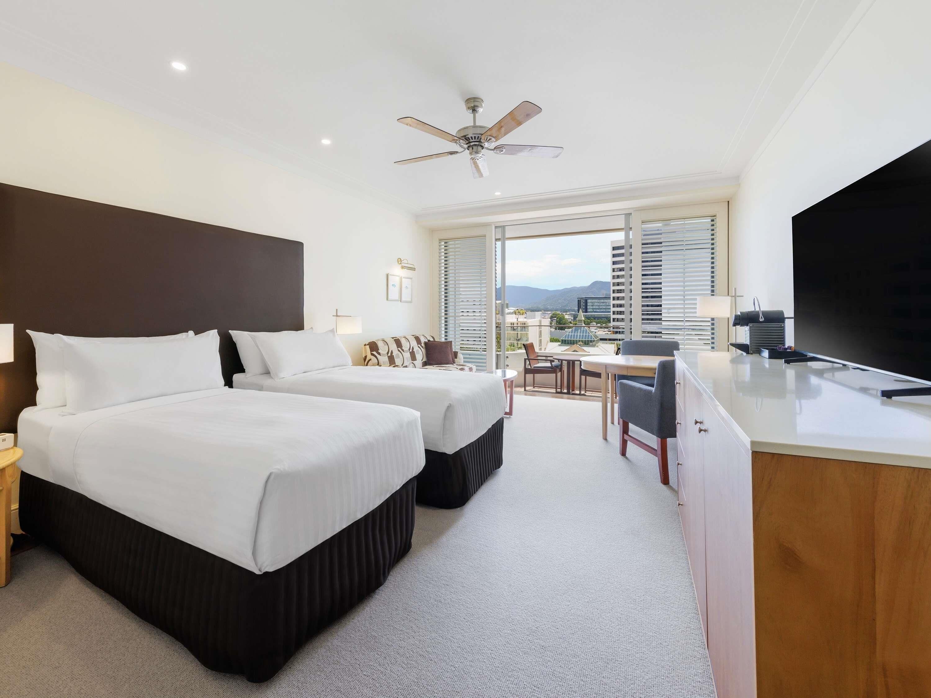 Chambre supérieure, 2 lits jumeaux, baignoire à jets, vue sur la ville | Minibar, coffre-fort, bureau, fer et planche à repasser