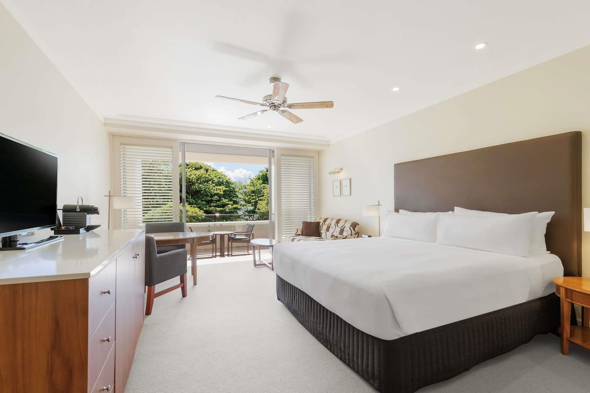 Deluxe King Room, Park View, 1 king bed with single spa bath