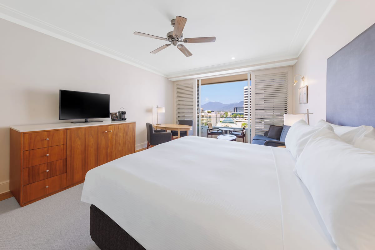 Superior room, 1 King Size Bed, City Views with Spa bath | Minibar, in-room safe, desk, iron/ironing board