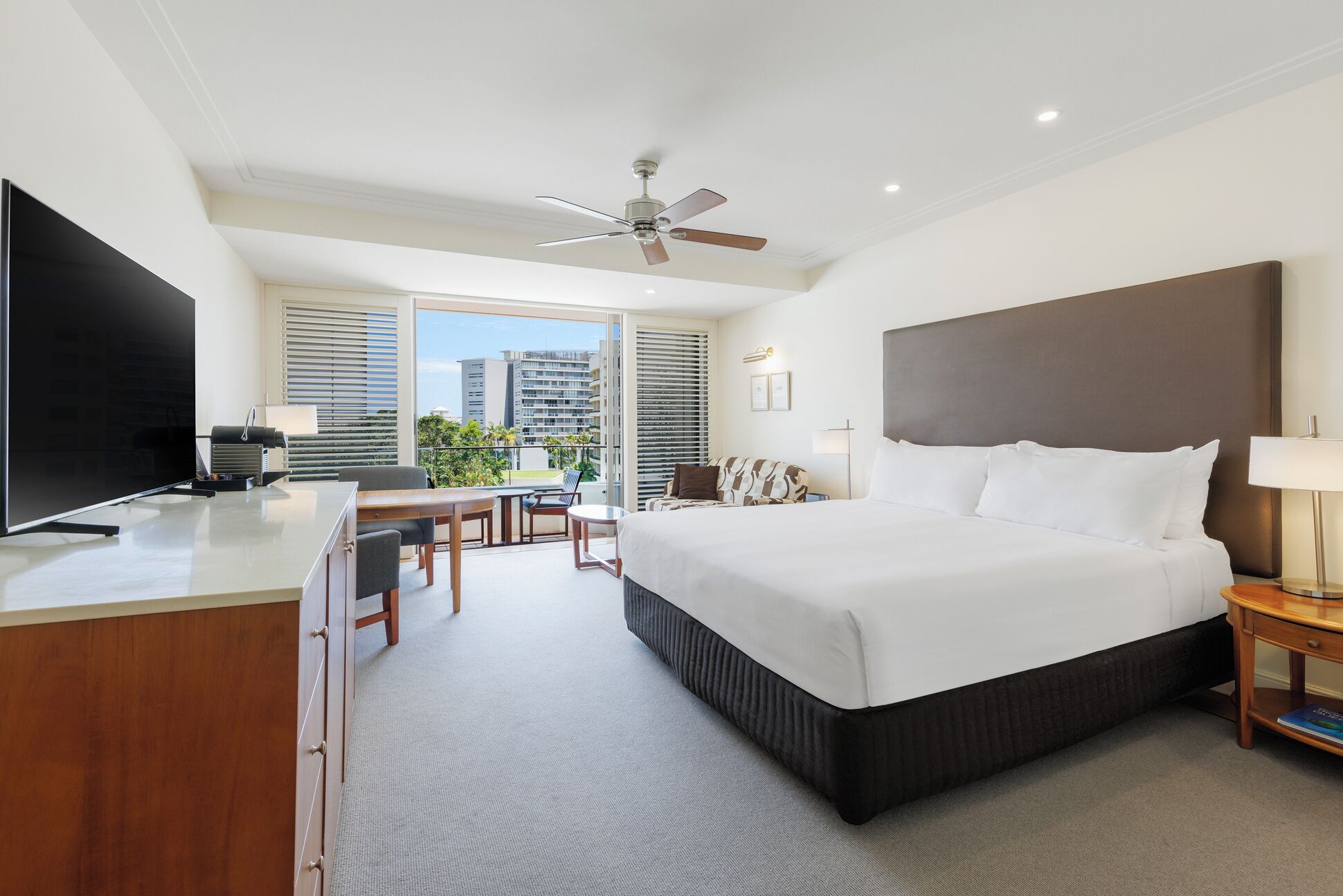 ห้องดีลักซ์, เตียงคิงไซส์ 1 เตียง, อ่างน้ำวน, วิวสระว่ายน้ำ | มินิบาร์, ตู้นิรภัยในห้องพัก, โต๊ะทำงาน, เตารีด/โต๊ะรีดผ้า