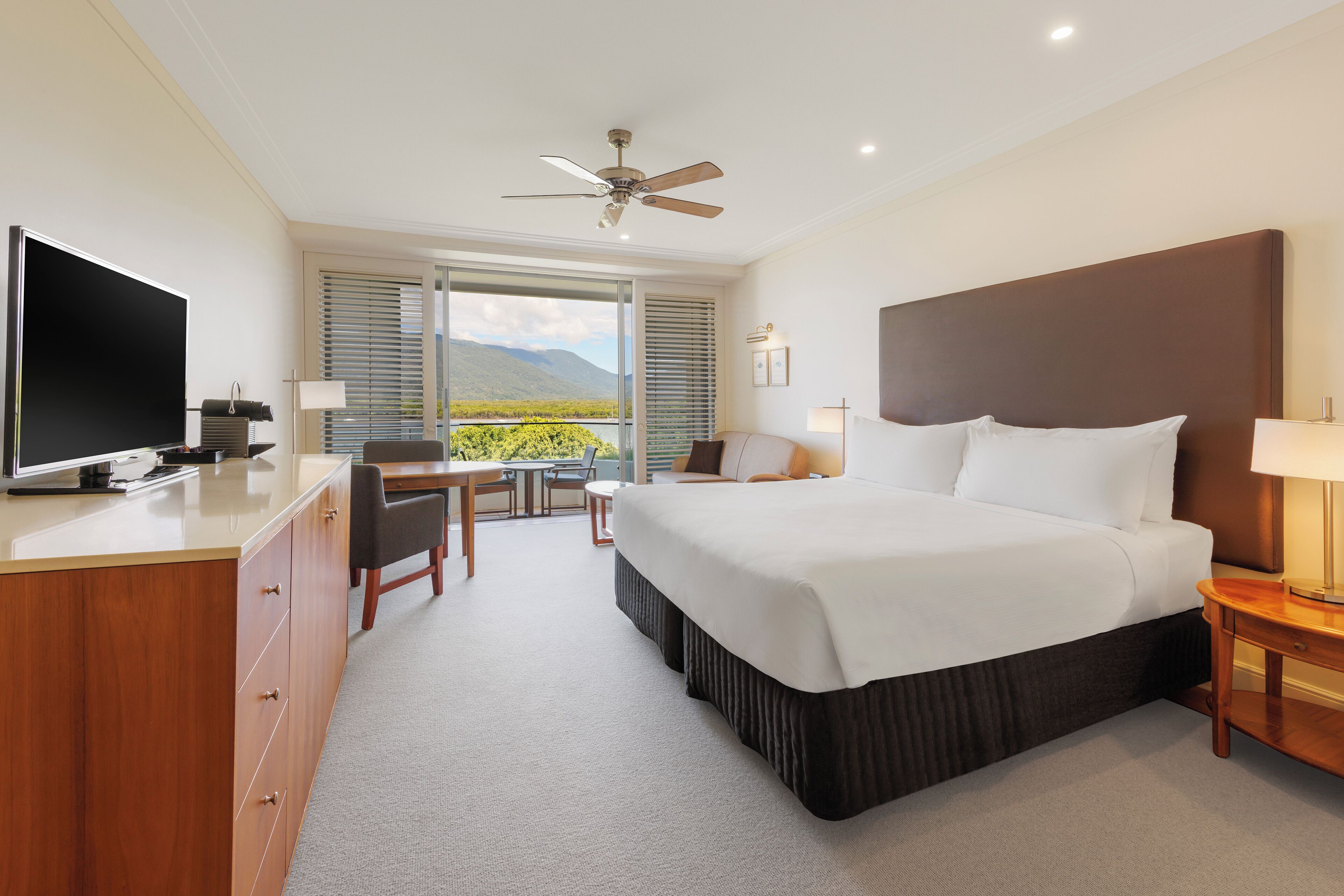 Premium kamer, 1 kingsize bed, bubbelbad, uitzicht op de baai | Een minibar, een kluis op de kamer, een bureau