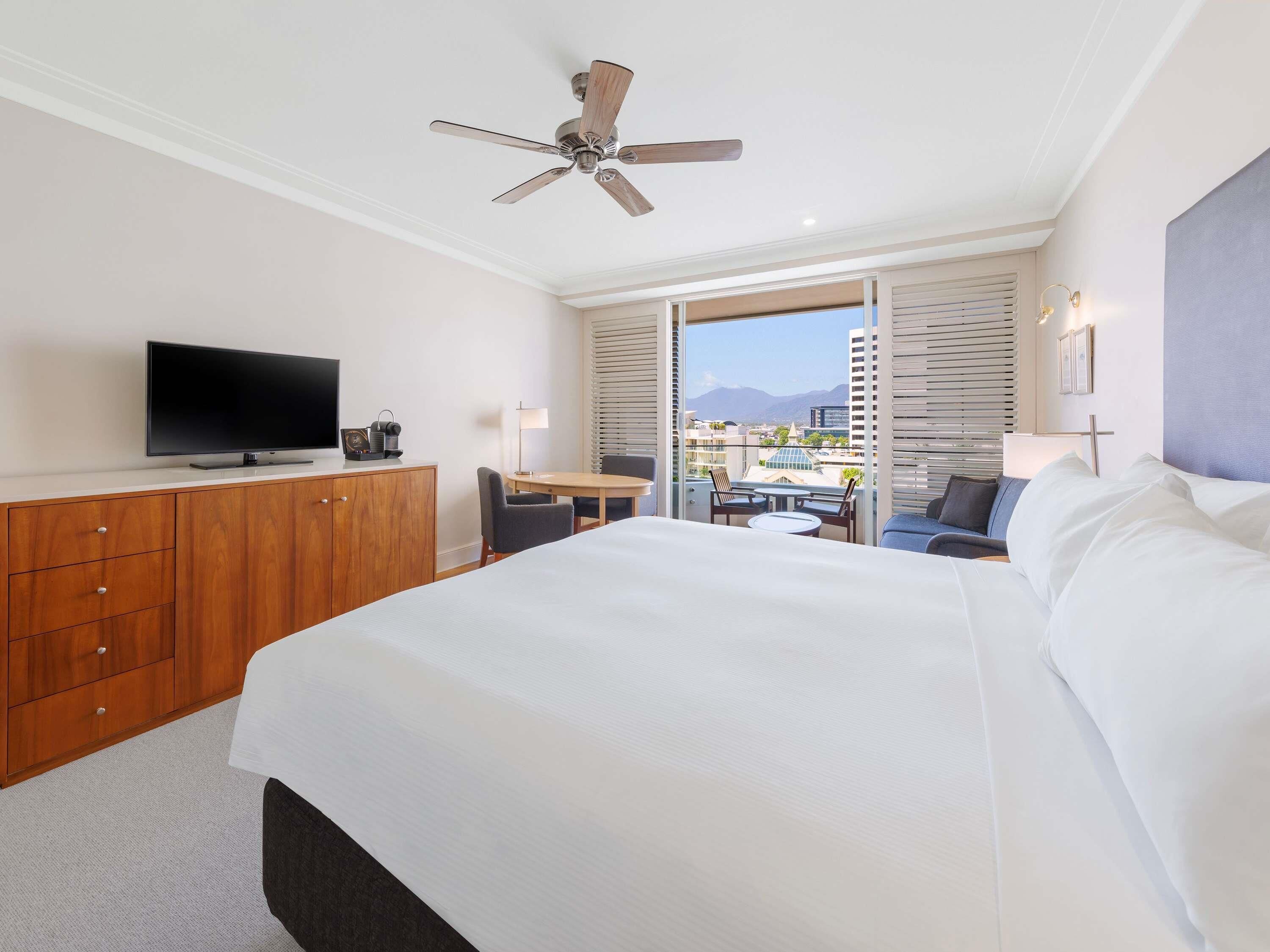 Quarto superior, 1 cama King, banheira de hidromassagem, vista para a cidade | Frigobar, cofres nos quartos, escrivaninha