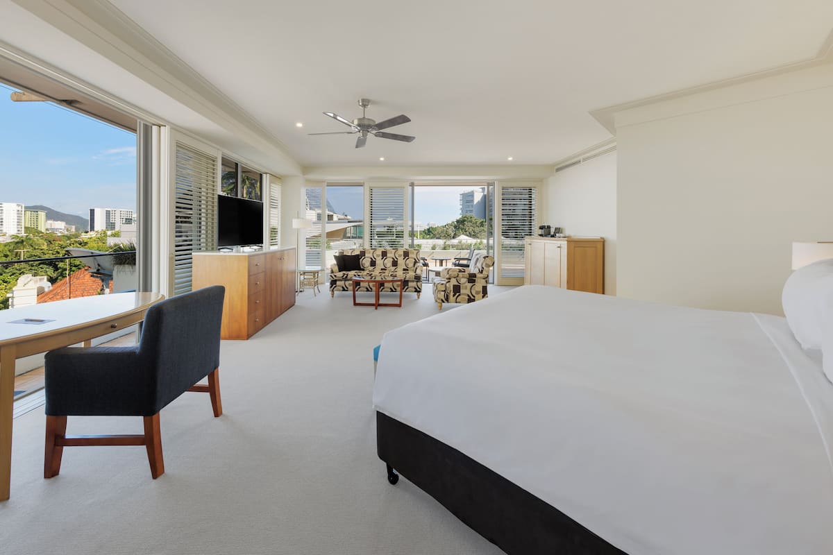 Junior King Suite, City Views, 1 king bed with double spa | Minibar, in-room safe, desk, iron/ironing board