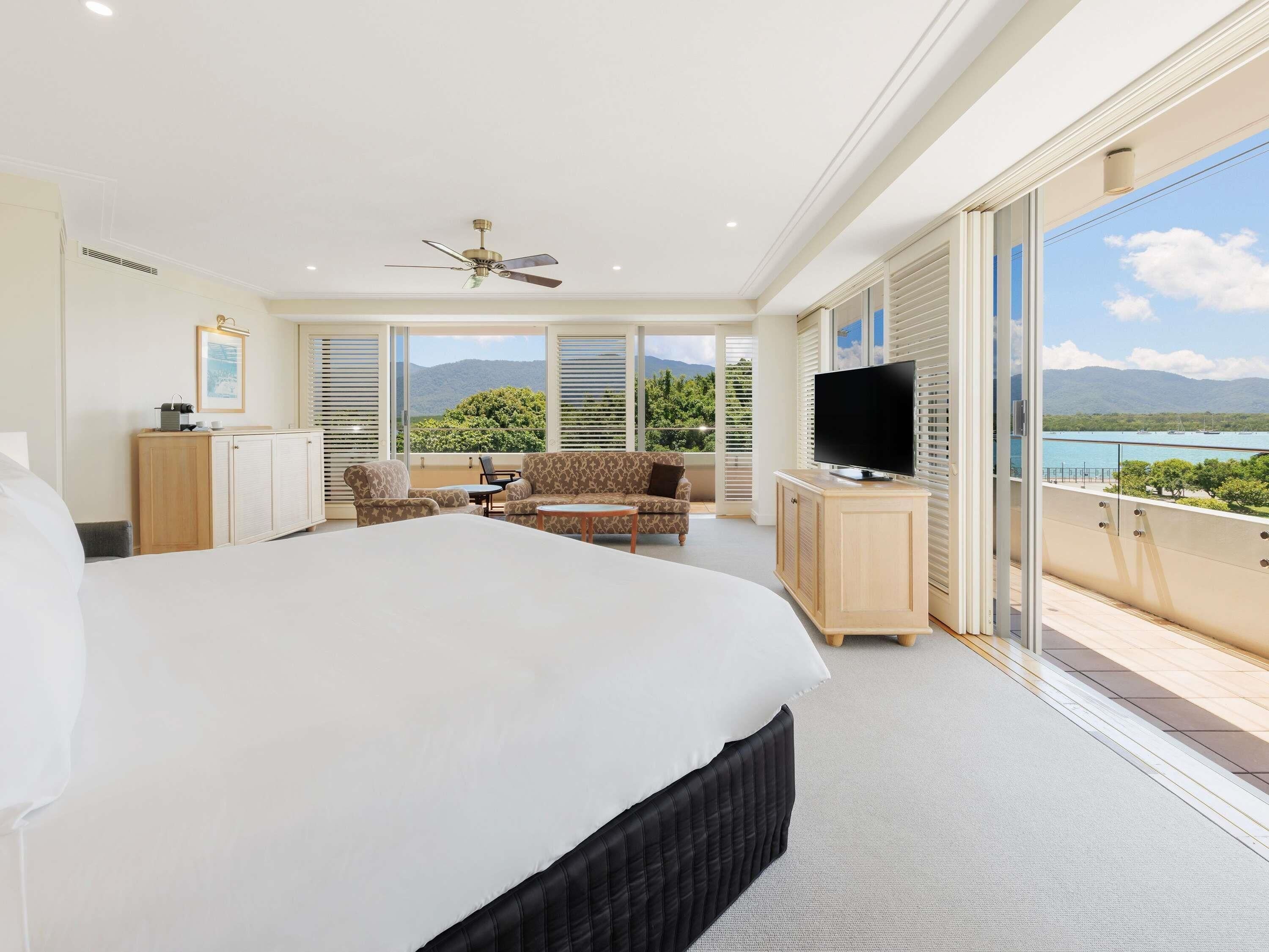 Premium Junior King Suite, Water Views, 1 King Bed with Double Spa | Minibar, in-room safe, desk, iron/ironing board