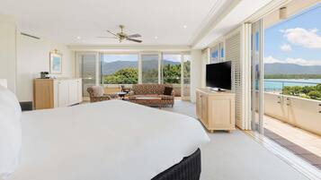 Premium Junior King Suite, Water Views, 1 King Bed with Double Spa