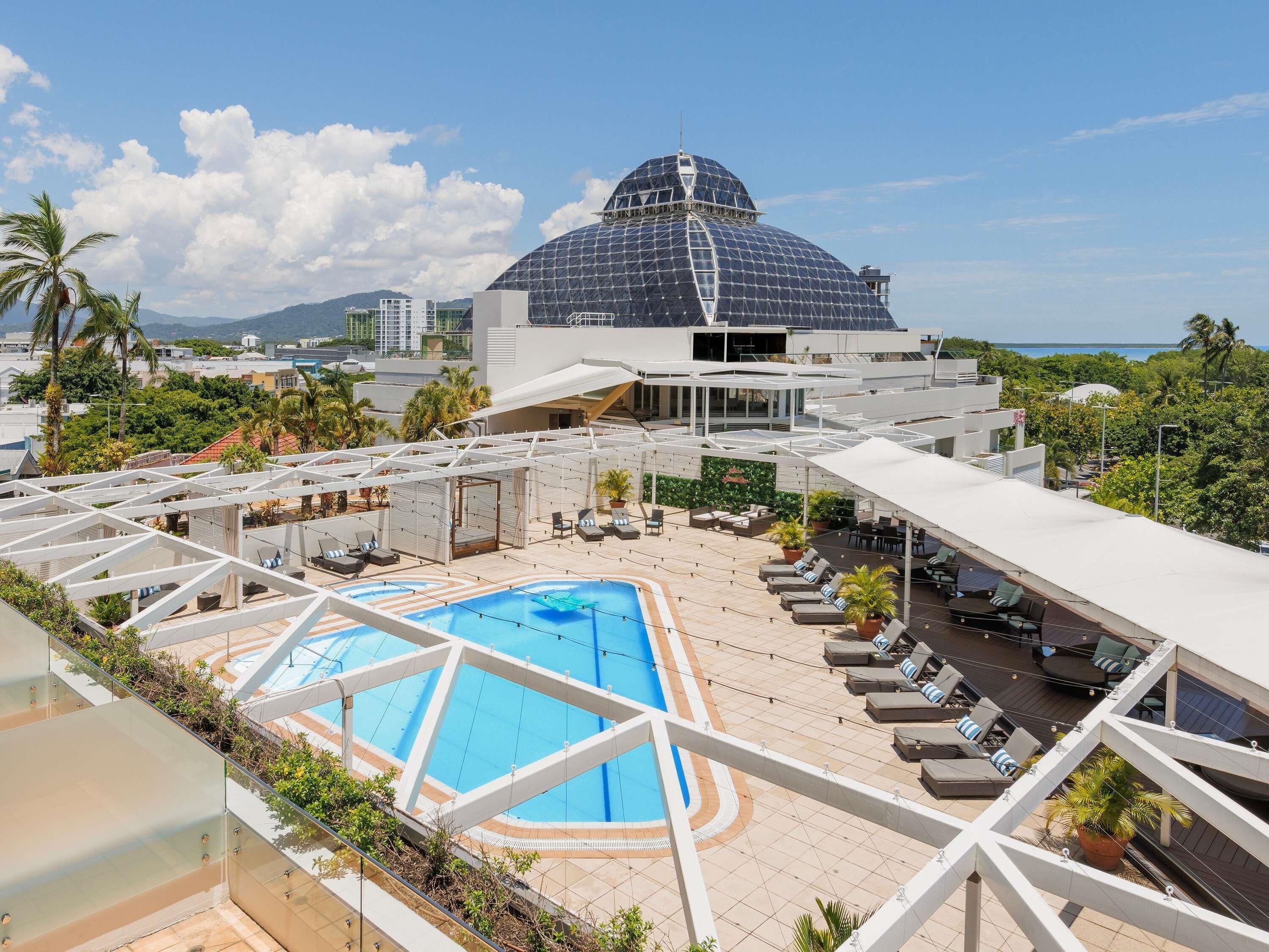 豪華客房, 1 張特大雙人床, 按摩浴缸, 泳池景 | 陽台景觀