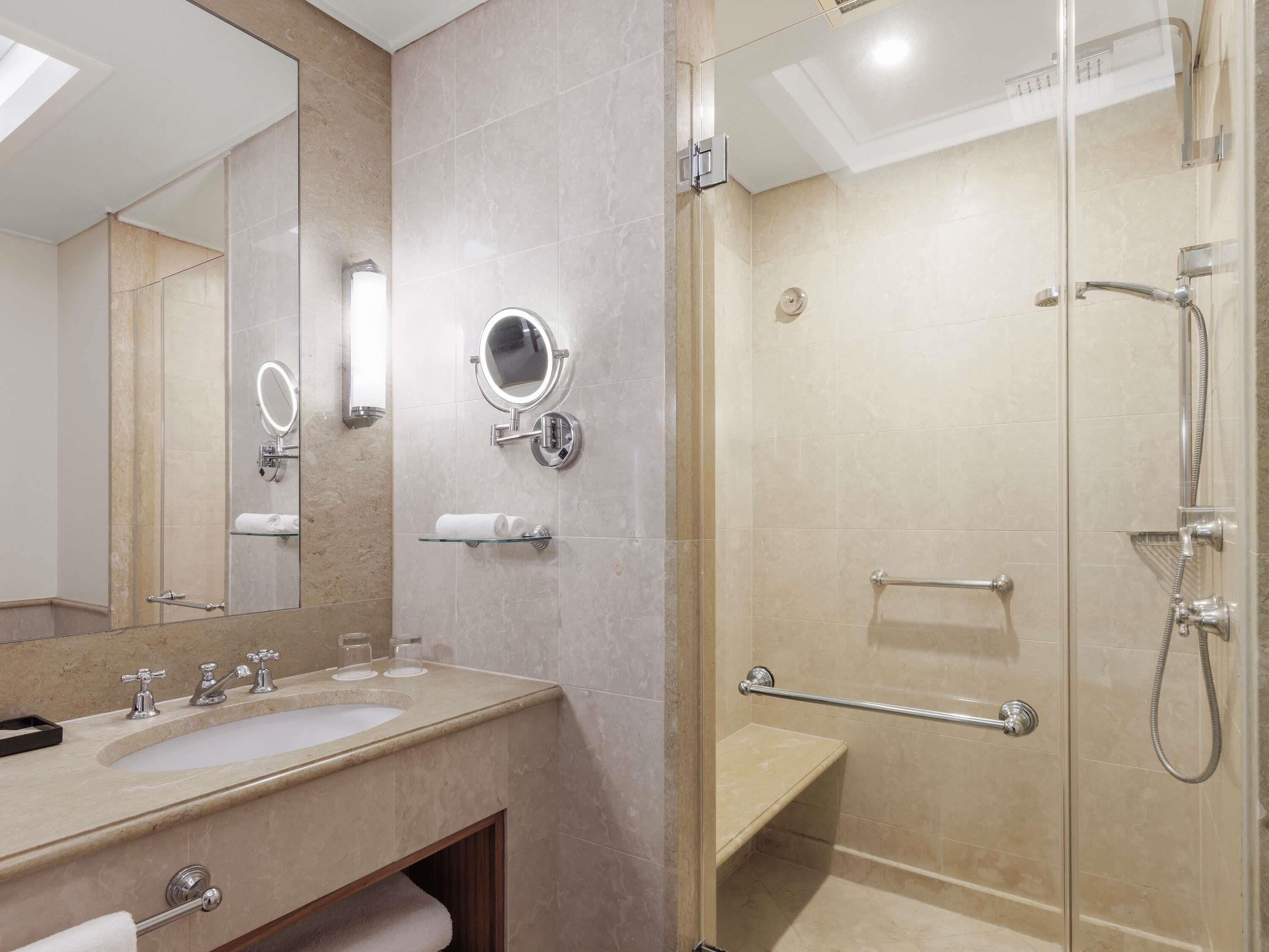 Minibar, caja de seguridad en la habitación y escritorio 