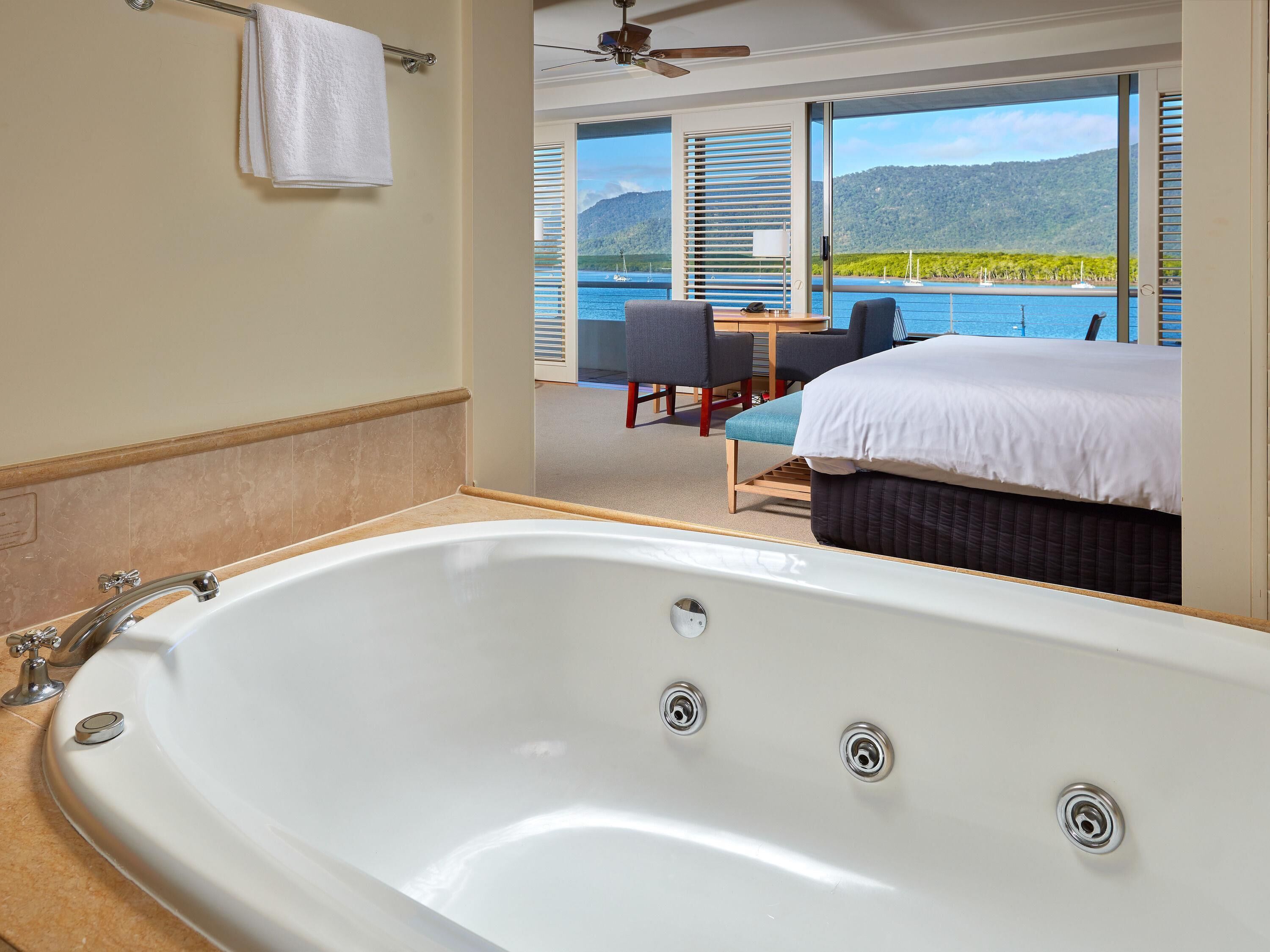 Premium Junior King Suite, Water Views, 1 King Bed with Double Spa