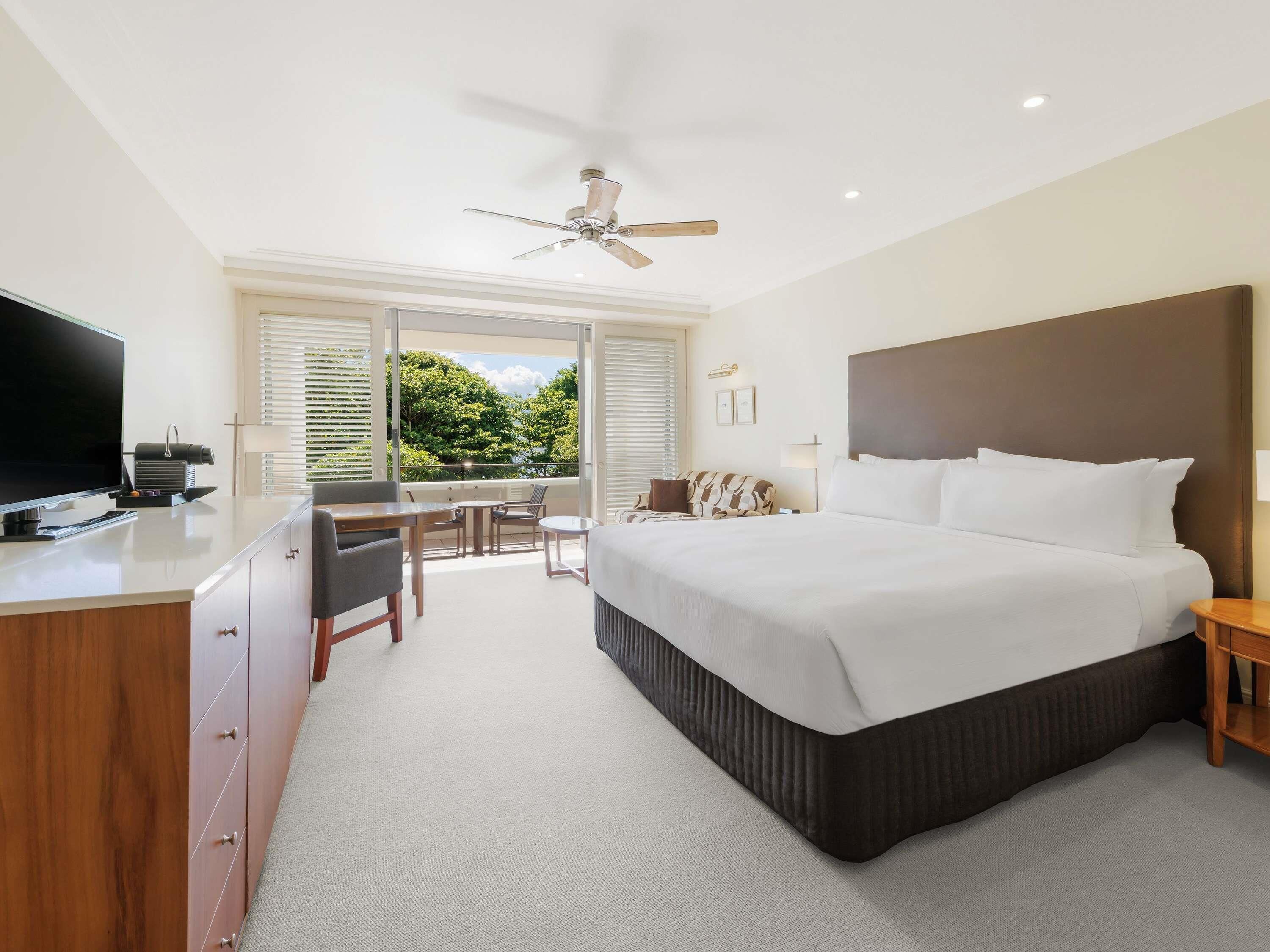 Deluxe King Room, Park View, 1 king bed with single spa bath | Minibar, in-room safe, desk, iron/ironing board
