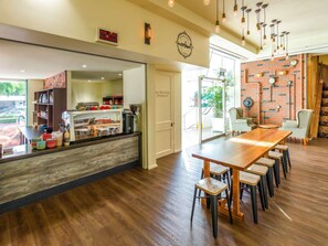4 restaurantes; se sirve desayuno, almuerzo y cena
