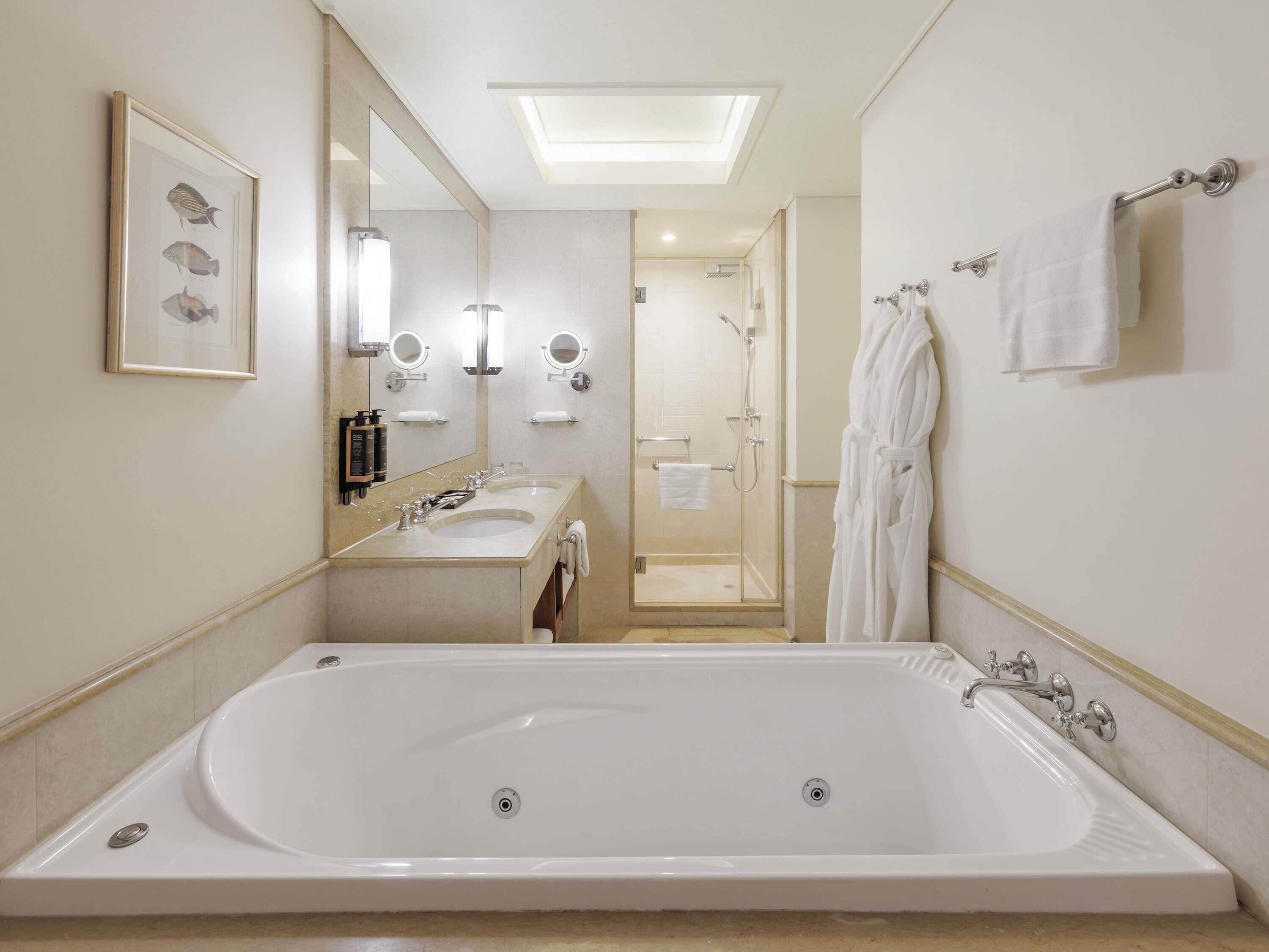 Superior room, 1 King Size Bed, City Views with Spa bath | Minibar, in-room safe, desk, iron/ironing board