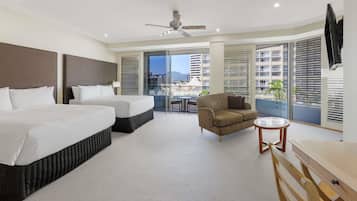 Suite junior, 2 camas matrimoniales, hidromasaje, vista a la ciudad | Minibar, caja de seguridad en la habitación y escritorio