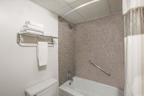 Combined shower/tub, free toiletries, towels