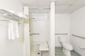Kombination af bruser/badekar, gratis toiletartikler, håndklæder