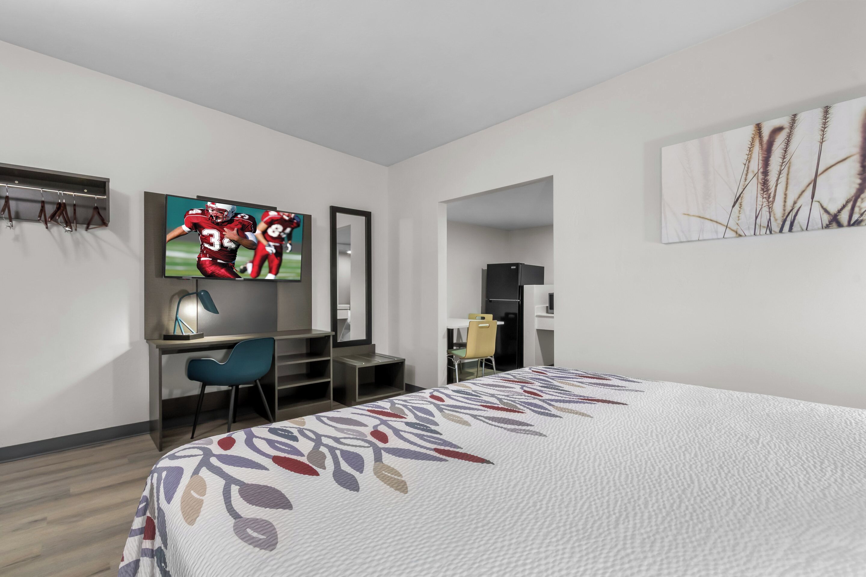 Deluxe Room, 1 King Bed, Roll-in Shower, Non Smoking