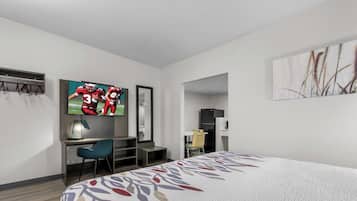 Deluxe Room, 1 King Bed, Roll-in Shower, Non Smoking