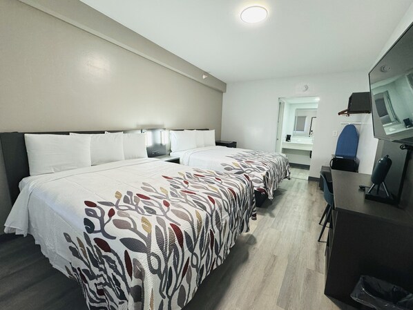 Habitación superior, 2 camas de matrimonio, no fumadores | Escritorio, espacio para trabajar con un portátil, cortinas opacas