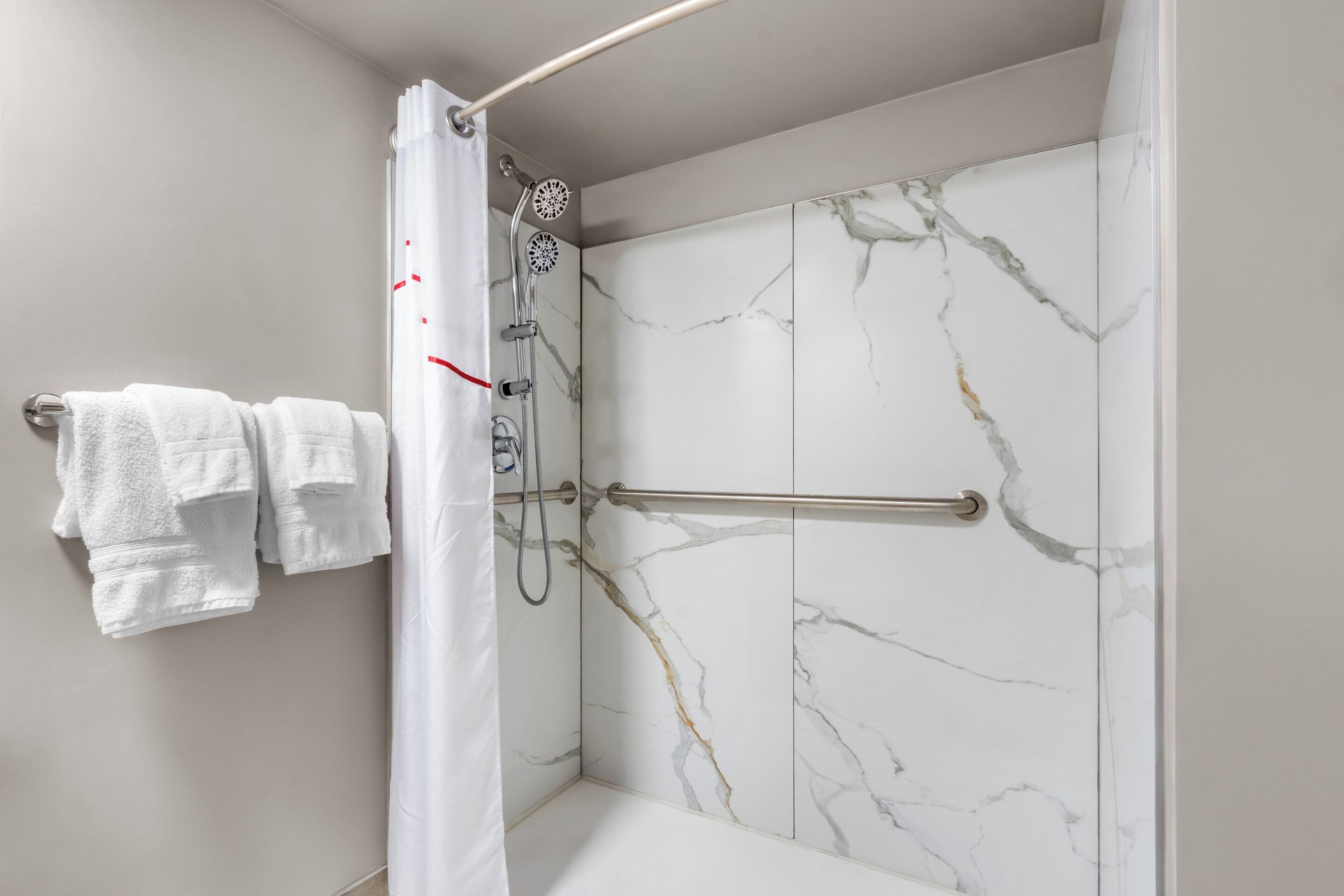 Deluxe Room, 1 King Bed, Roll-in Shower, Non Smoking | Bathroom | Free toiletries, towels, soap, shampoo