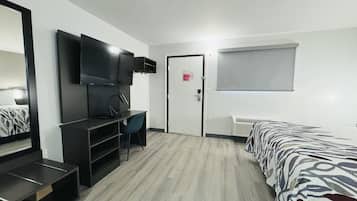 Escritorio, espacio para trabajar con un portátil, cortinas opacas